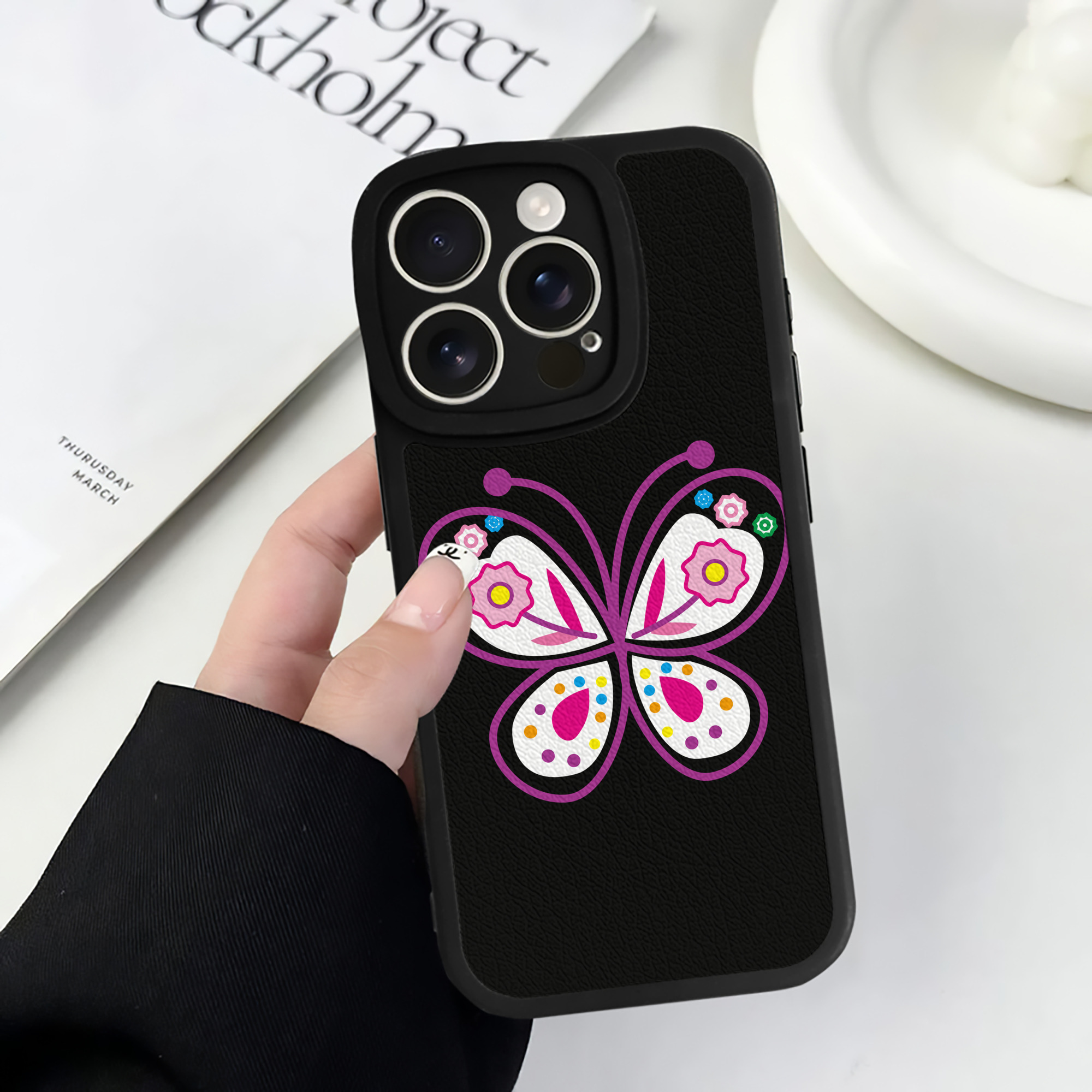 （画像用） Hello Kitty ハローキティ 【iPhone 16シリーズ対応】シリコンスマホケース（レザー調） 材質：シリコン